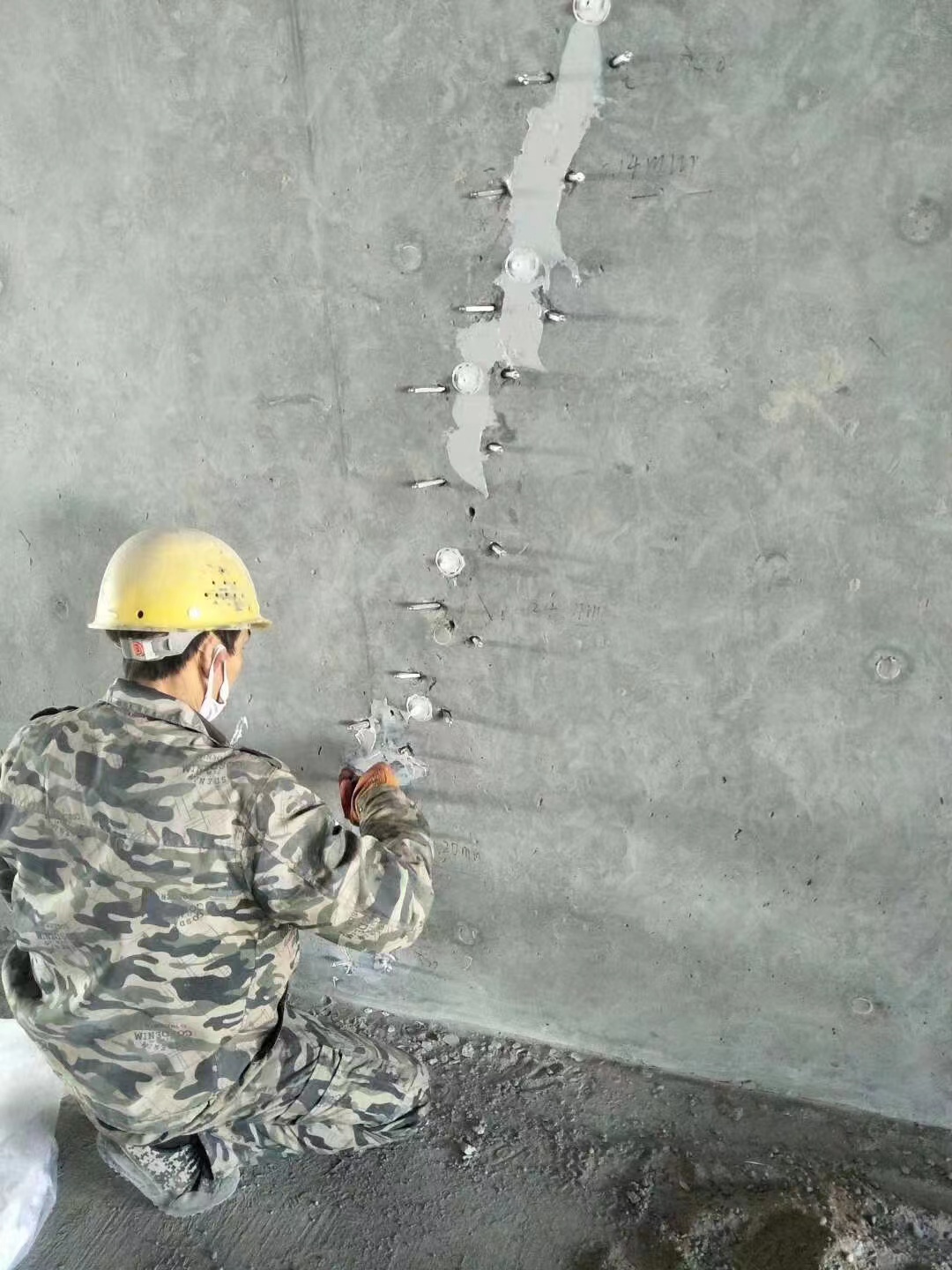 工农混凝土楼板裂缝加固施工的方案